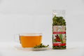 Caribbean mix kruidenthee moringa kaneel citroengras en kurkuma losse bladeren in theekop