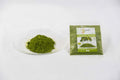 Moringa poeder fijn gemalen poeder in schaal